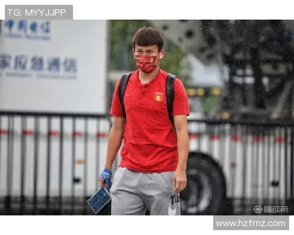 足球明星摘口罩瞬间高清图片分享展现运动员真实面貌与魅力